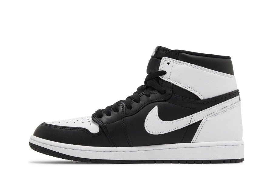 Vista traseira do Jordan Nike Air Jordan 1 High OG "Black White" mostrando calcanheira e detalhes do solado