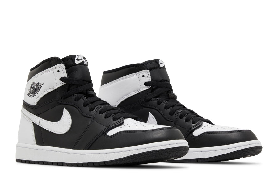 Vista lateral do Jordan Nike Air Jordan 1 High OG "Black White" mostrando design do cabedal e logo da marca