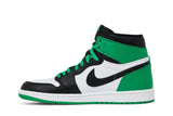 Vista lateral do Jordan Nike Air Jordan 1 High OG Lucky Green mostrando design do cabedal e logo da marca