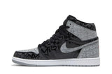 Vista lateral do Jordan Nike Air Jordan 1 High Og Rebellionaire mostrando design do cabedal e logo da marca