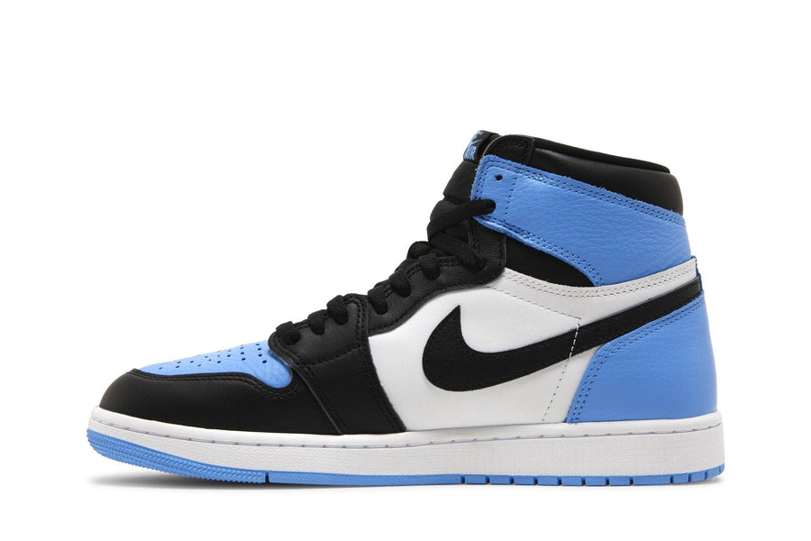 Vista lateral do Jordan Nike Air Jordan 1 High OG UNC Toe mostrando design do cabedal e logo da marca