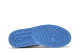 Vista traseira do Jordan Nike Air Jordan 1 High OG UNC Toe mostrando calcanheira e detalhes do solado