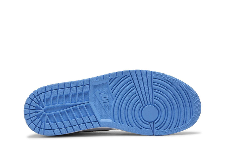 Vista traseira do Jordan Nike Air Jordan 1 High OG UNC Toe mostrando calcanheira e detalhes do solado