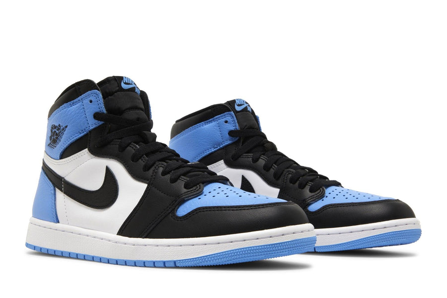 Vista frontal do Jordan Nike Air Jordan 1 High OG UNC Toe mostrando biqueira e costuras