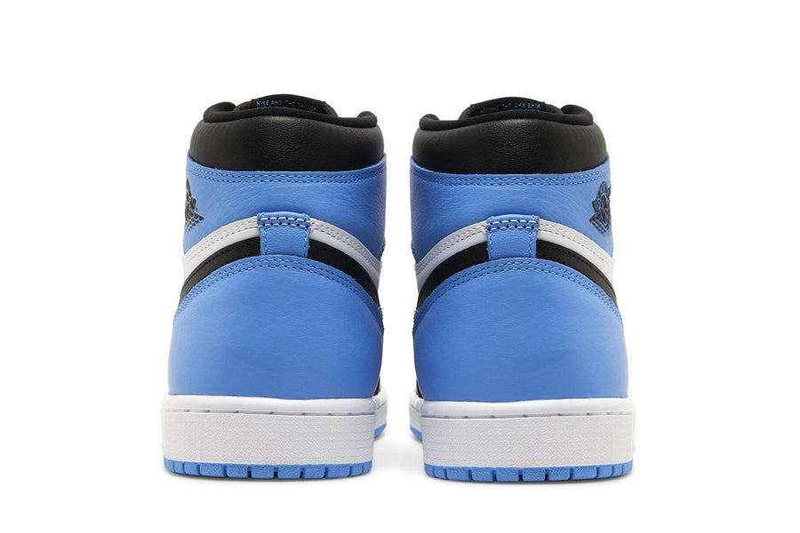 Vista superior do Jordan Nike Air Jordan 1 High OG UNC Toe mostrando abertura, lingueta e cadarços