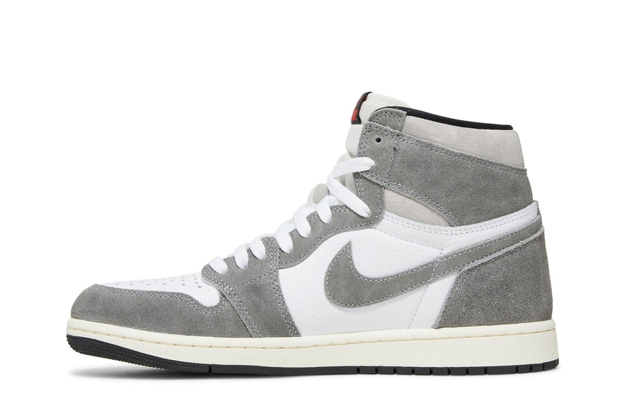 Vista lateral do Jordan Nike Air Jordan 1 High OG Washed Black mostrando design do cabedal e logo da marca