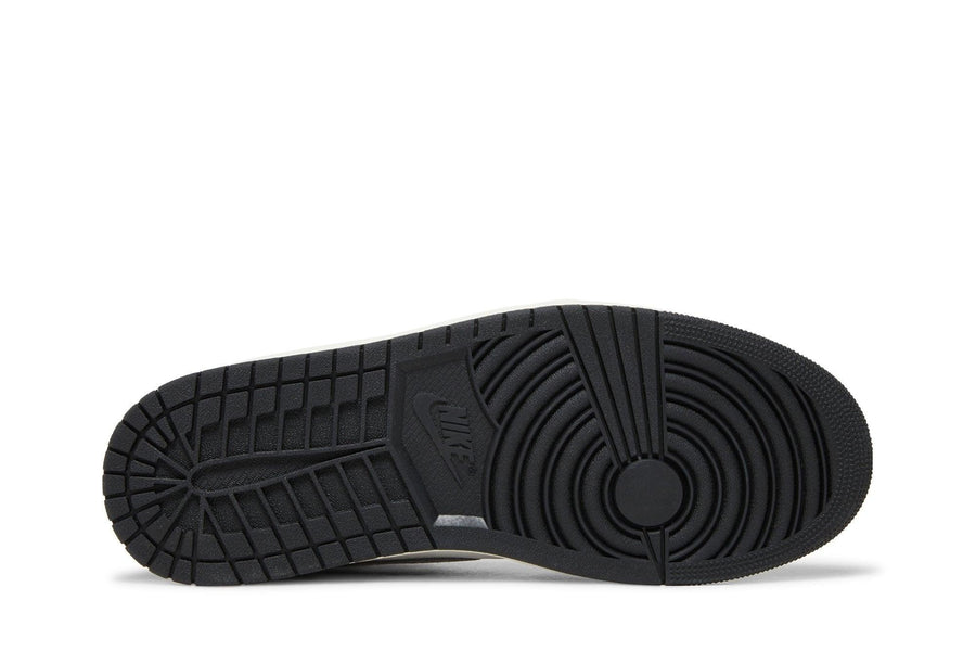 Vista traseira do Jordan Nike Air Jordan 1 High OG Washed Black mostrando calcanheira e detalhes do solado