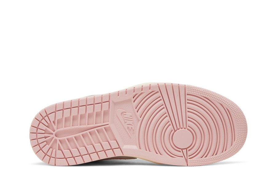 Vista traseira do Jordan Nike Air Jordan 1 High OG Washed Pink mostrando calcanheira e detalhes do solado