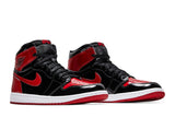 Vista frontal do Jordan Nike Air Jordan 1 High Patent Bred mostrando biqueira e costuras