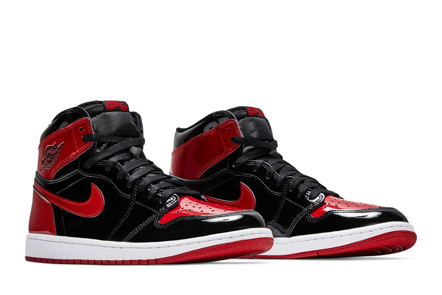 Vista frontal do Jordan Nike Air Jordan 1 High Patent Bred mostrando biqueira e costuras