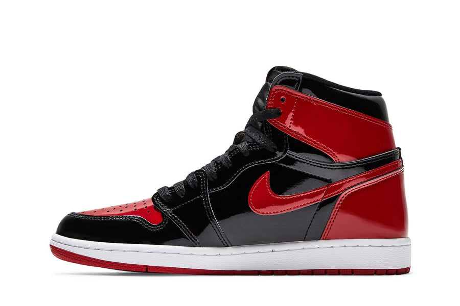 Vista lateral do Jordan Nike Air Jordan 1 High Patent Bred mostrando design do cabedal e logo da marca