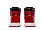 Vista superior do Jordan Nike Air Jordan 1 High Patent Bred mostrando abertura, lingueta e cadarços