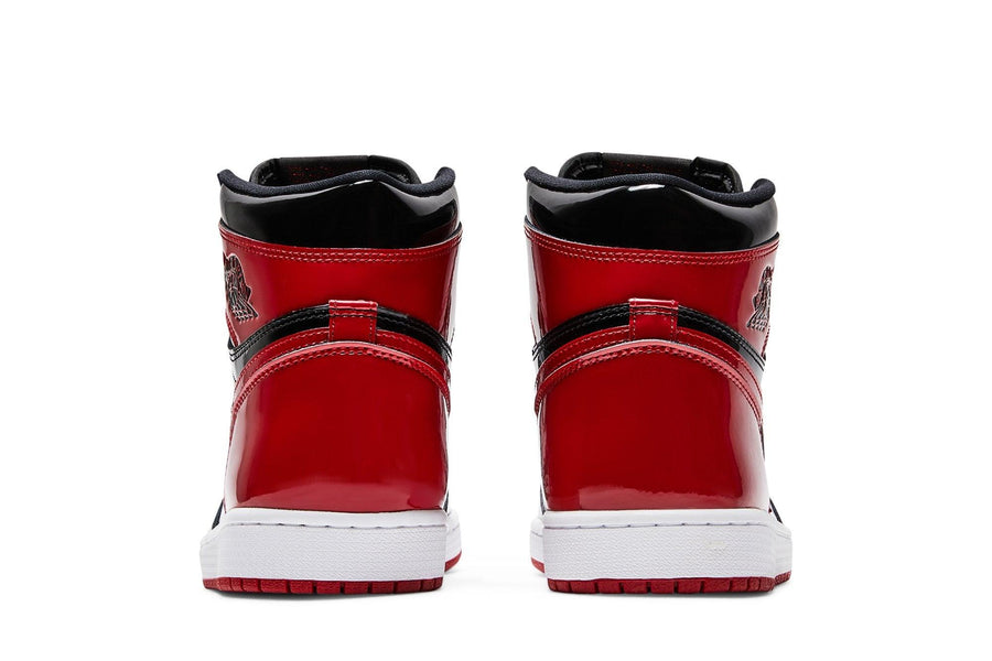 Vista superior do Jordan Nike Air Jordan 1 High Patent Bred mostrando abertura, lingueta e cadarços