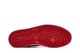Vista traseira do Jordan Nike Air Jordan 1 High Patent Bred mostrando calcanheira e detalhes do solado