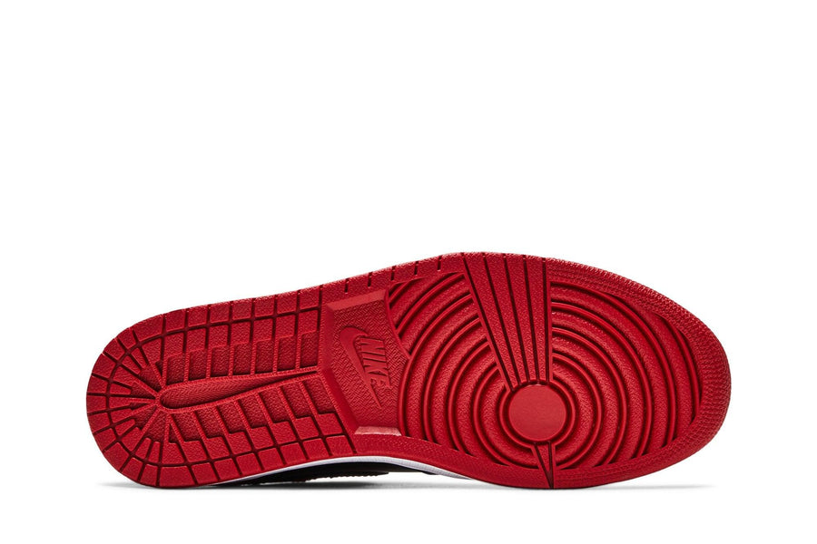 Vista traseira do Jordan Nike Air Jordan 1 High Patent Bred mostrando calcanheira e detalhes do solado