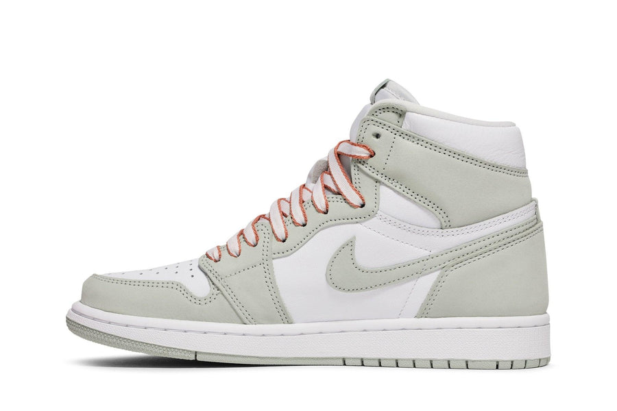Vista lateral do Jordan Nike Air Jordan 1 High Seafoam mostrando design do cabedal e logo da marca