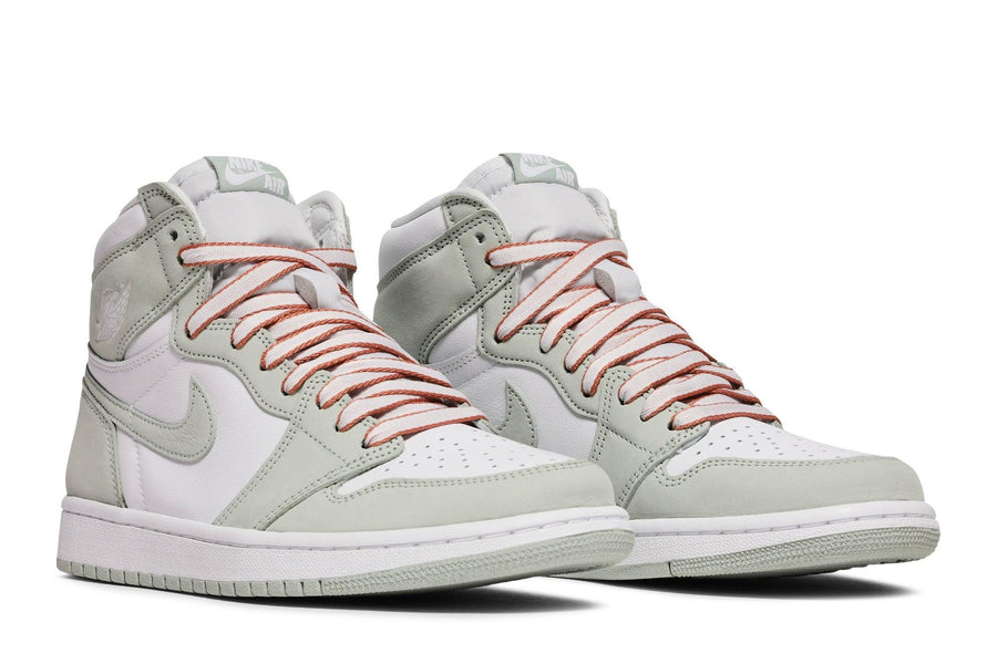 Vista frontal do Jordan Nike Air Jordan 1 High Seafoam mostrando biqueira e costuras