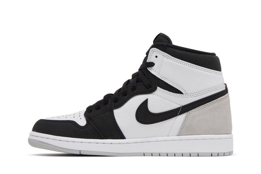 Vista lateral do Jordan Nike Air Jordan 1 High Stage Haze mostrando design do cabedal e logo da marca