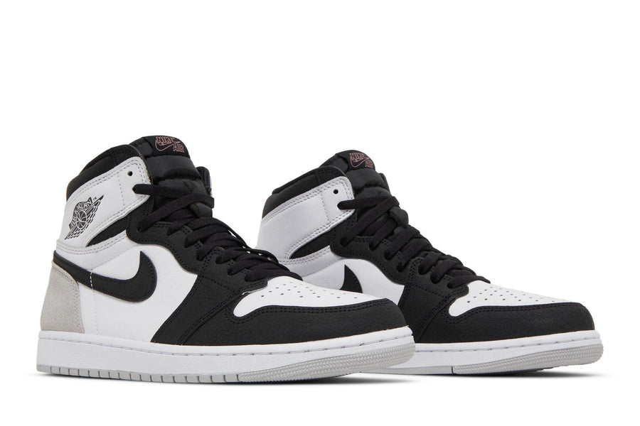 Vista frontal do Jordan Nike Air Jordan 1 High Stage Haze mostrando biqueira e costuras