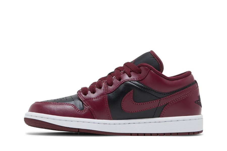 Vista lateral do Jordan Nike Air Jordan 1 Low Dark Beetroot mostrando design do cabedal e logo da marca