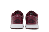 Vista superior do Jordan Nike Air Jordan 1 Low Dark Beetroot mostrando abertura, lingueta e cadarços