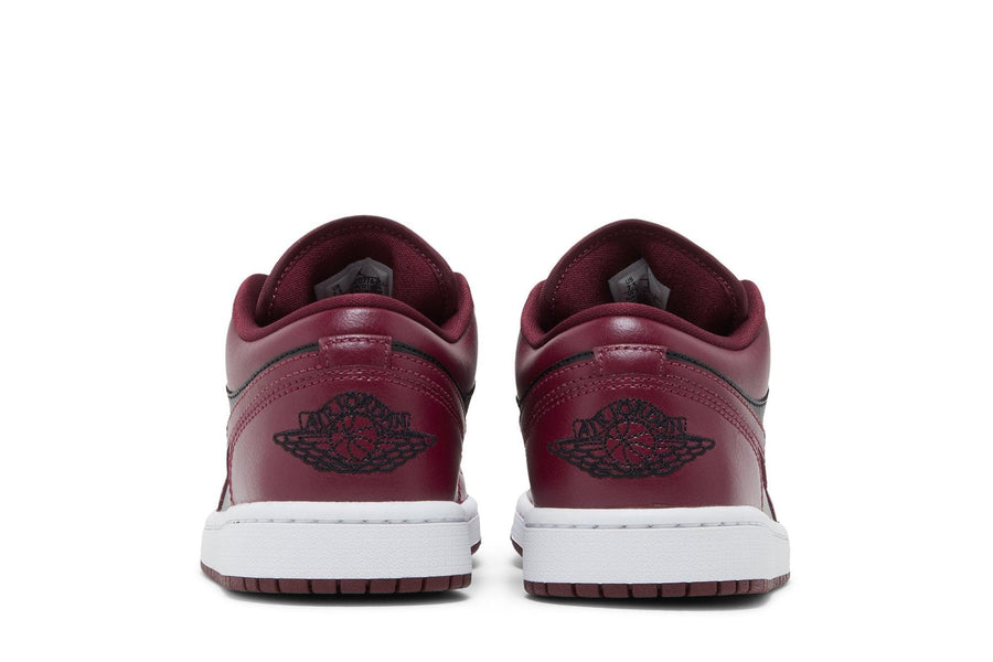 Vista superior do Jordan Nike Air Jordan 1 Low Dark Beetroot mostrando abertura, lingueta e cadarços