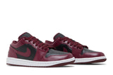 Vista frontal do Jordan Nike Air Jordan 1 Low Dark Beetroot mostrando biqueira e costuras
