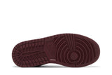 Vista traseira do Jordan Nike Air Jordan 1 Low Dark Beetroot mostrando calcanheira e detalhes do solado