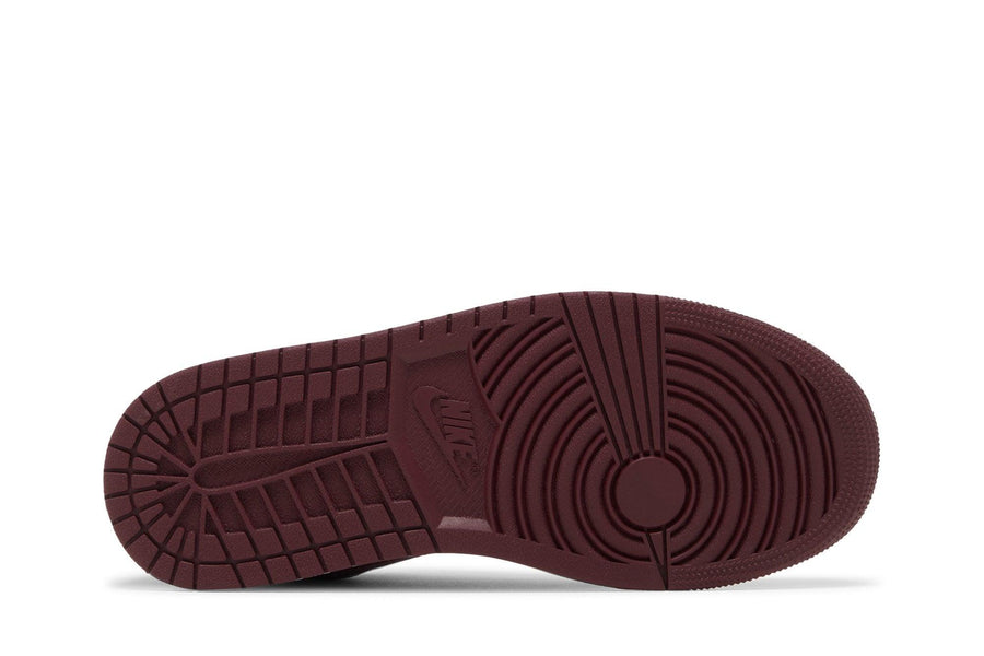 Vista traseira do Jordan Nike Air Jordan 1 Low Dark Beetroot mostrando calcanheira e detalhes do solado