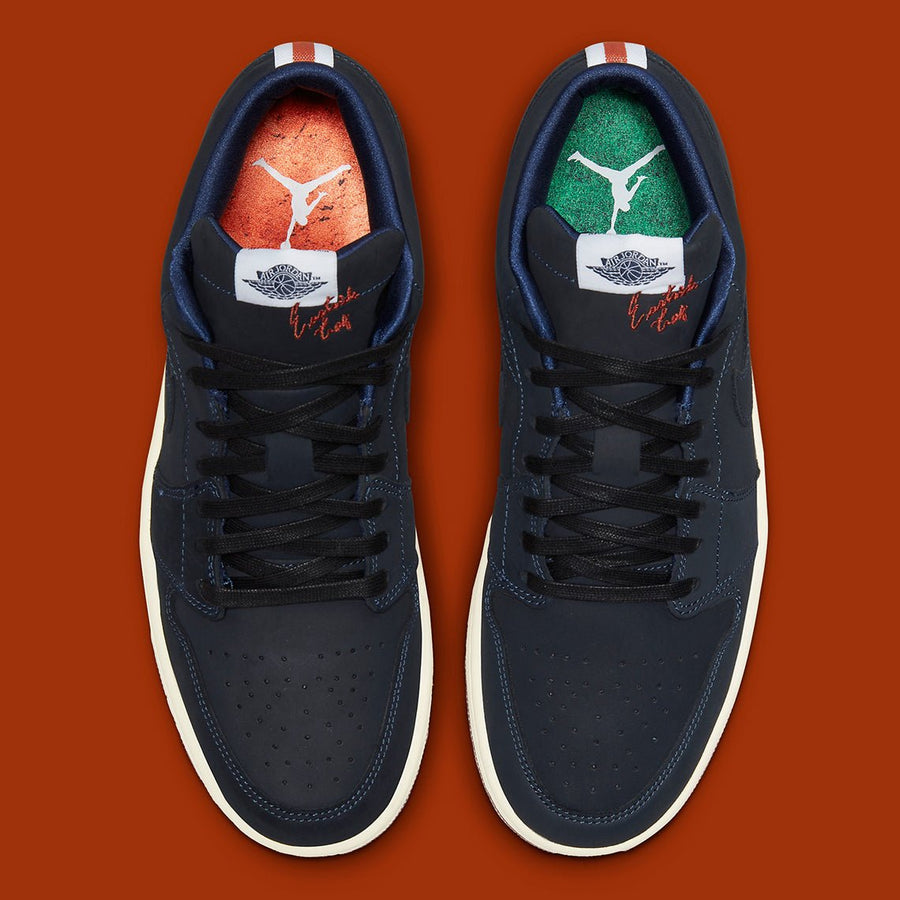 Vista traseira do Jordan Nike Air Jordan 1 Low "Eastside Golf" Azul Marinho mostrando calcanheira e detalhes do solado