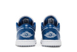 Vista superior do Jordan Nike Air Jordan 1 Low French Blue mostrando abertura, lingueta e cadarços