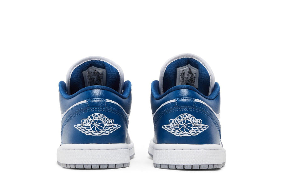 Vista superior do Jordan Nike Air Jordan 1 Low French Blue mostrando abertura, lingueta e cadarços