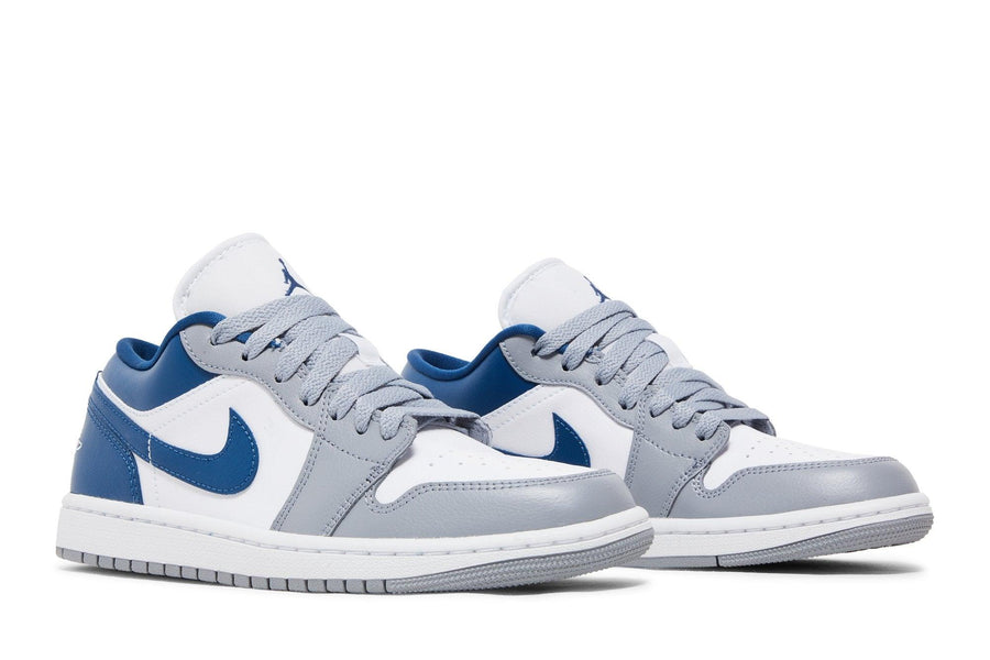 Vista frontal do Jordan Nike Air Jordan 1 Low French Blue mostrando biqueira e costuras