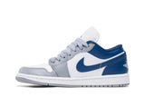 Vista lateral do Jordan Nike Air Jordan 1 Low French Blue mostrando design do cabedal e logo da marca