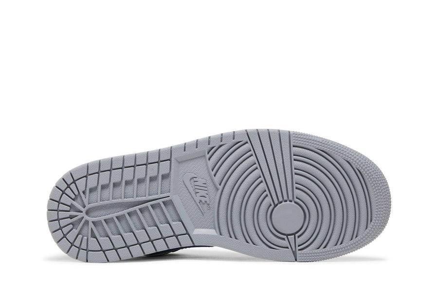 Vista traseira do Jordan Nike Air Jordan 1 Low French Blue mostrando calcanheira e detalhes do solado