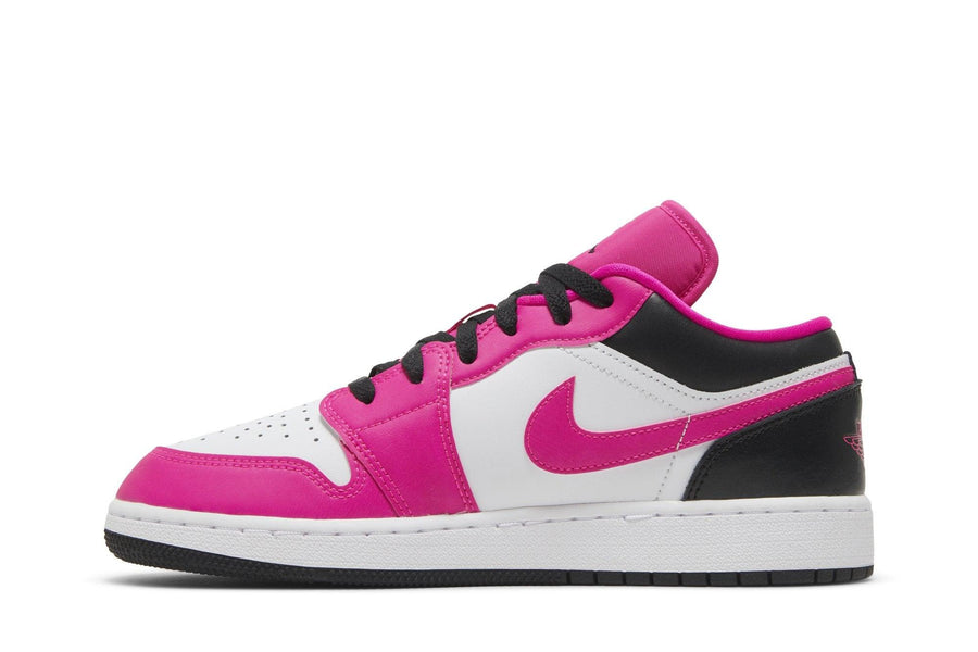 Vista lateral do Jordan Nike Air Jordan 1 Low GS Fierce Pink mostrando design do cabedal e logo da marca