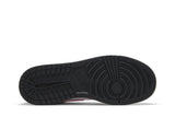 Vista traseira do Jordan Nike Air Jordan 1 Low GS Fierce Pink mostrando calcanheira e detalhes do solado