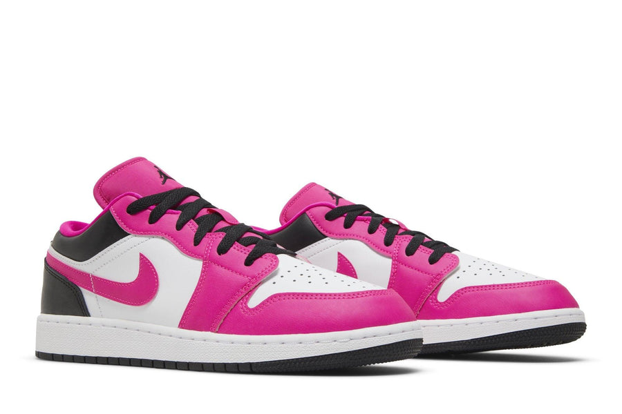 Vista frontal do Jordan Nike Air Jordan 1 Low GS Fierce Pink mostrando biqueira e costuras