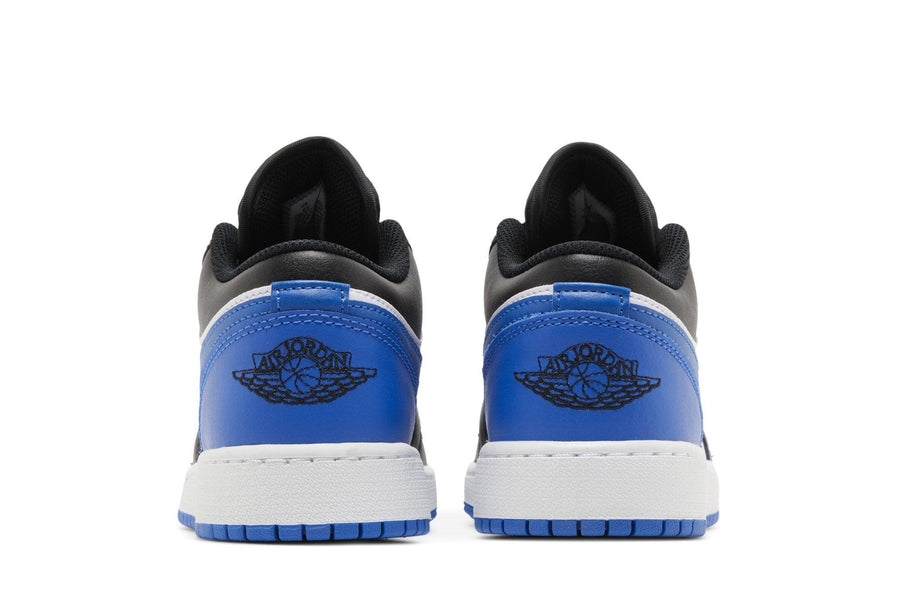 Vista superior do Jordan Nike Air Jordan 1 Low Alternate Royal Toe mostrando abertura, lingueta e cadarços