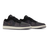 Vista frontal do Jordan Nike Air Jordan 1 Low Inside Out Black mostrando biqueira e costuras