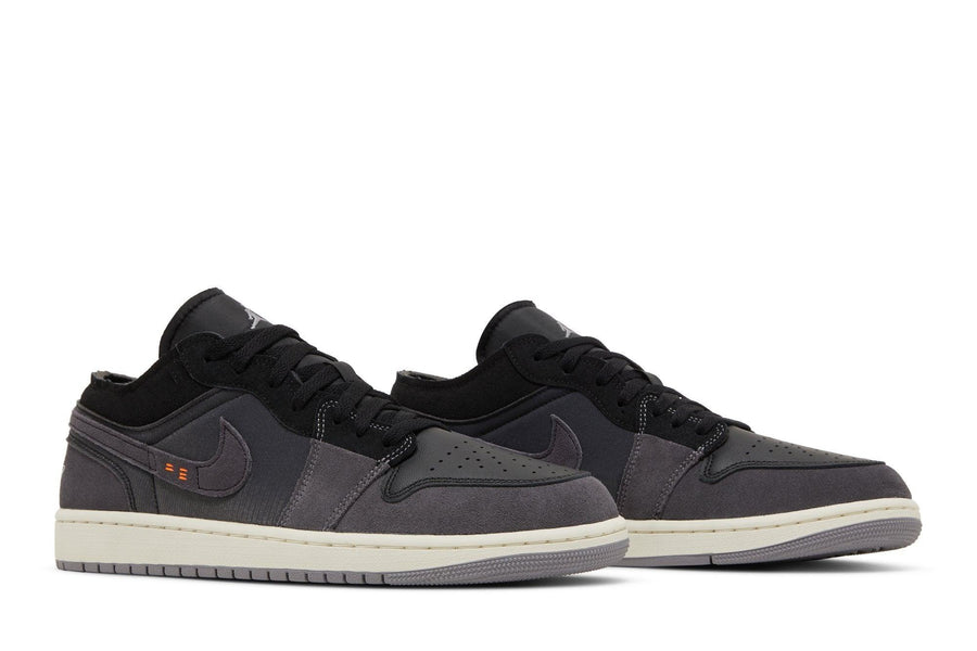Vista frontal do Jordan Nike Air Jordan 1 Low Inside Out Black mostrando biqueira e costuras