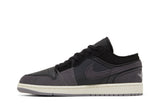 Vista lateral do Jordan Nike Air Jordan 1 Low Inside Out Black mostrando design do cabedal e logo da marca