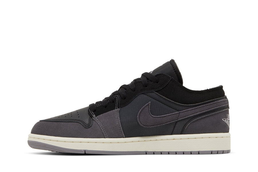 Vista lateral do Jordan Nike Air Jordan 1 Low Inside Out Black mostrando design do cabedal e logo da marca