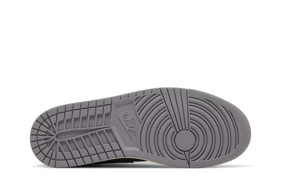 Vista traseira do Jordan Nike Air Jordan 1 Low Inside Out Black mostrando calcanheira e detalhes do solado