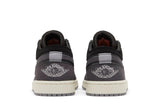 Vista superior do Jordan Nike Air Jordan 1 Low Inside Out Black mostrando abertura, lingueta e cadarços