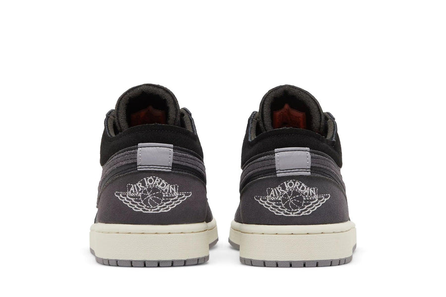 Vista superior do Jordan Nike Air Jordan 1 Low Inside Out Black mostrando abertura, lingueta e cadarços