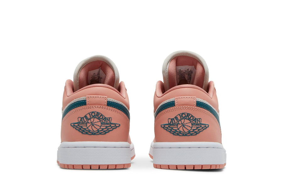 Vista superior do Jordan Nike Air Jordan 1 Low Light Madder Root mostrando abertura, lingueta e cadarços