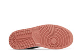 Vista traseira do Jordan Nike Air Jordan 1 Low Light Madder Root mostrando calcanheira e detalhes do solado