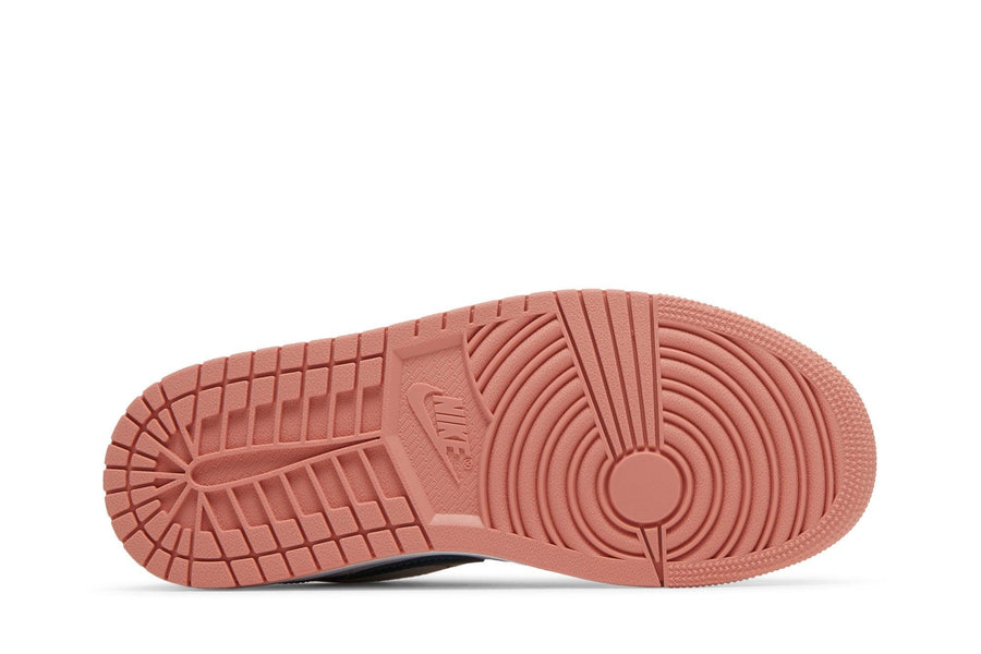 Vista traseira do Jordan Nike Air Jordan 1 Low Light Madder Root mostrando calcanheira e detalhes do solado