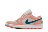 Vista lateral do Jordan Nike Air Jordan 1 Low Light Madder Root mostrando design do cabedal e logo da marca